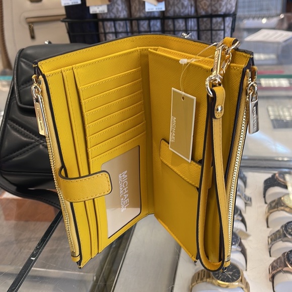 Michael Kors Jet Set Travel Large Double Zip Leather Wristlet phone holder
NWT - Picture 14 of 16